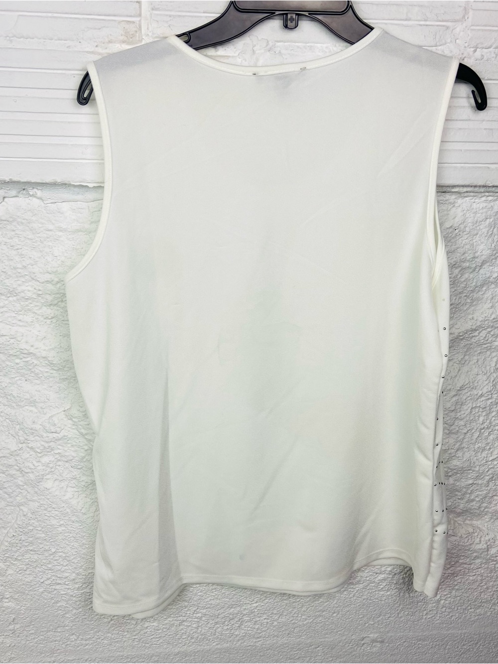 Robert Louis White Sleeveless Studded Wave-Pattern Tank size 1X - Picture 4 of 13